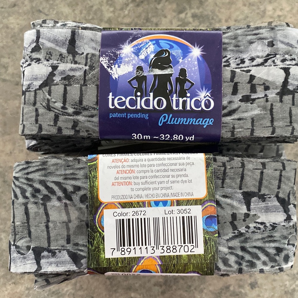 Circulo Tecido Tricô Plummage Ruffle Yarn 2672 Gray Feather Pattern